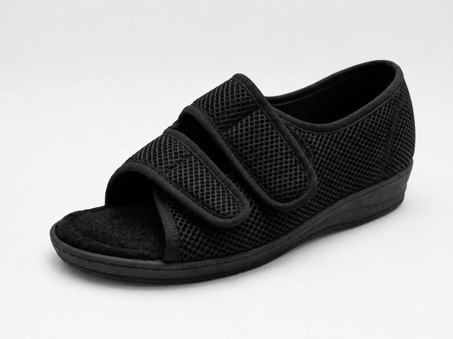 Scarpa nera in mesh a punta aperta con due cinturini a strappo di un produttore di scarpe ortopediche in Cina