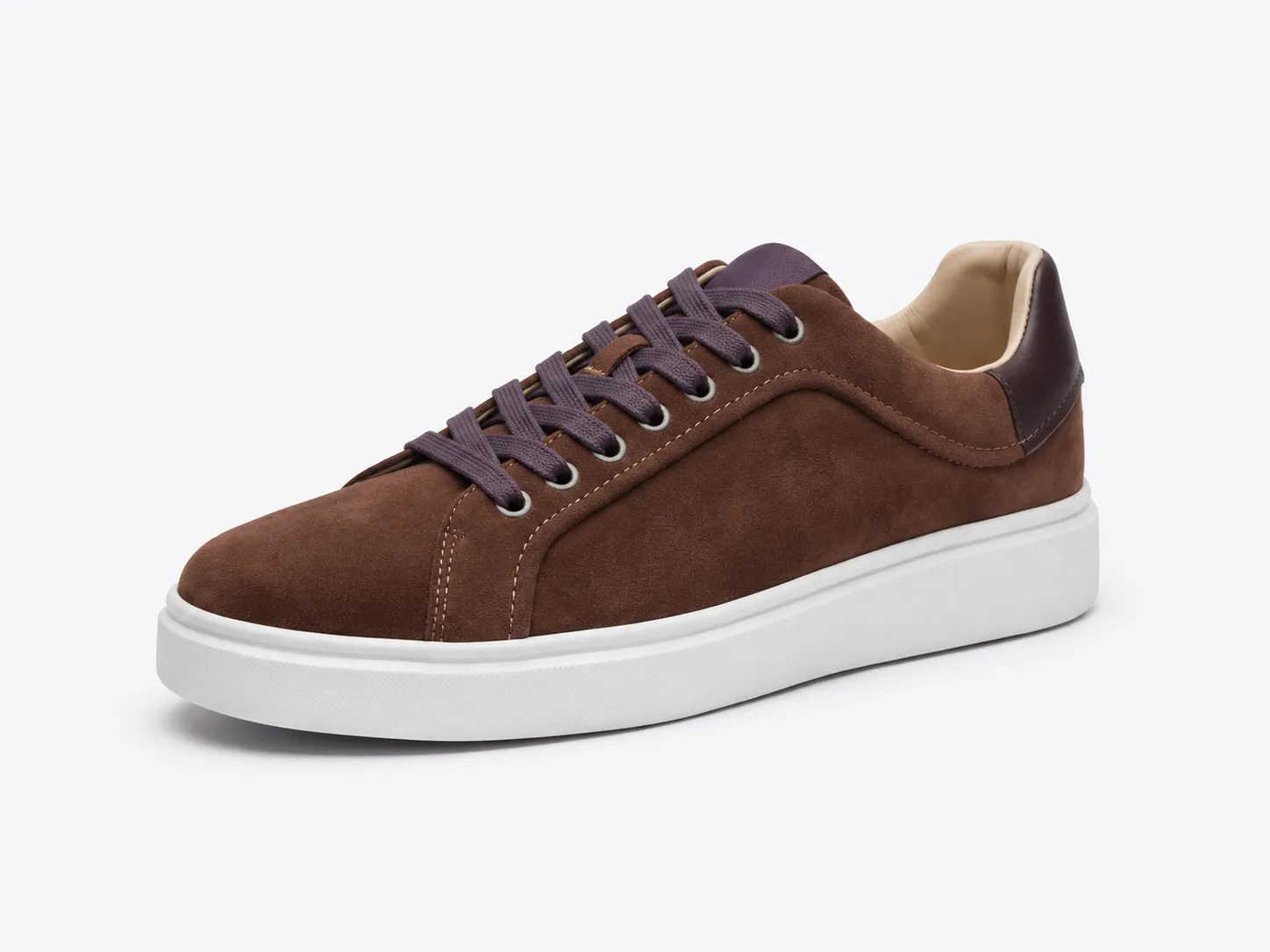 Minimalistischer brauner Wildleder-Sneaker mit Cupsohle von einem chinesischen Hersteller von Freizeitschuhen.